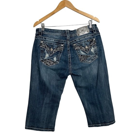 Miss Me Mid Rise Easy Crop Embellished y2K Capri Size 32 Silver Tag Distressed - Picture 6 of 13